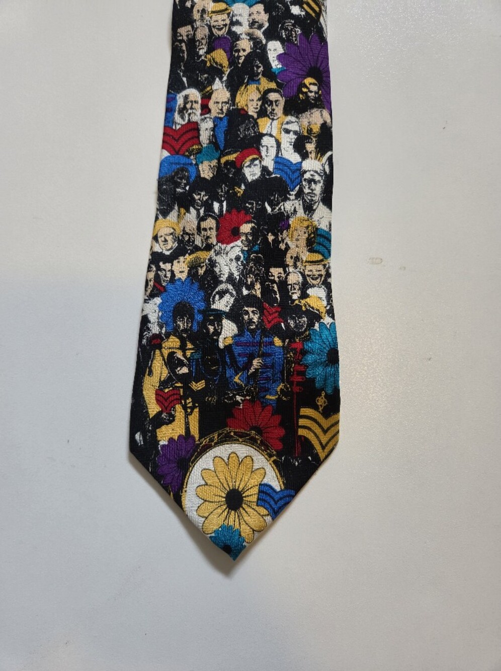 The Beatles Sgt Pepper’s Lonely Hearts Club Band 100% Silk Mens Necktie